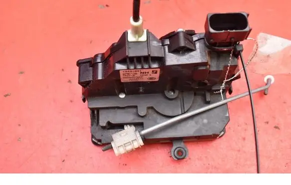 Opel Corsa E Front door lock 13431841