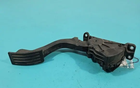 Accelerator throttle pedal