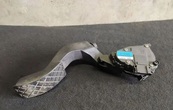 Volkswagen PASSAT B5.5 Accelerator throttle pedal 6PV00837602 8D1723523M