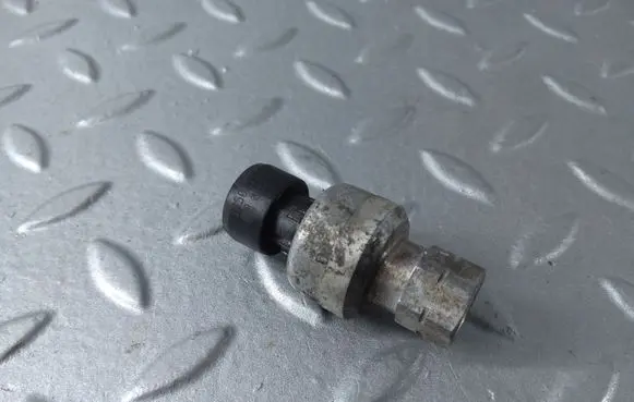 Cadillac XTS Air conditioning (A/C) pressure sensor 13502758
