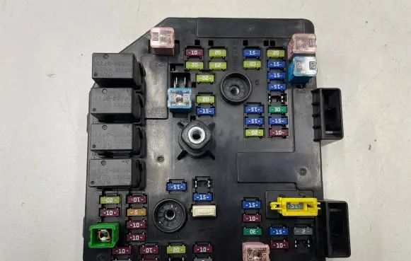 Chevrolet Captiva Fuse module 95137841 7841U
