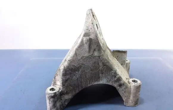 Engine mount vacuum valve