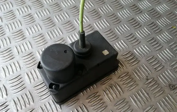 Volkswagen PASSAT B3 Central locking vacuum pump 357862257