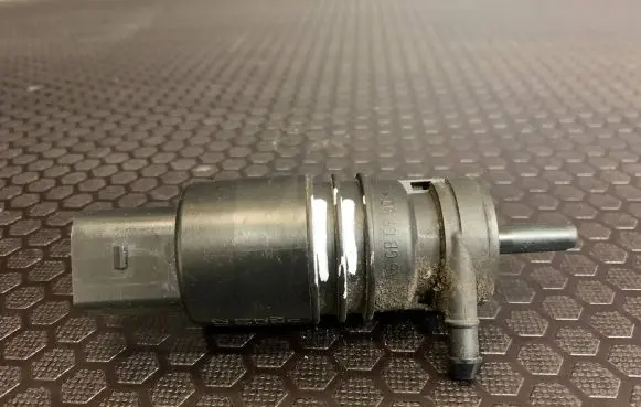 BMW 5 F10 F11 Windscreen/windshield washer pump 6934160 3240479 13264011