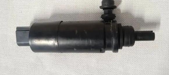 Volkswagen Golf VII Headlight washer pump 6R0955681