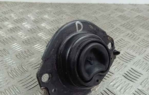 Jeep Grand Cherokee Engine mount bracket