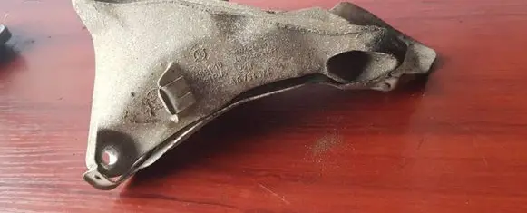 BMW 1 E81 E87 Engine mounting bracket 6764574