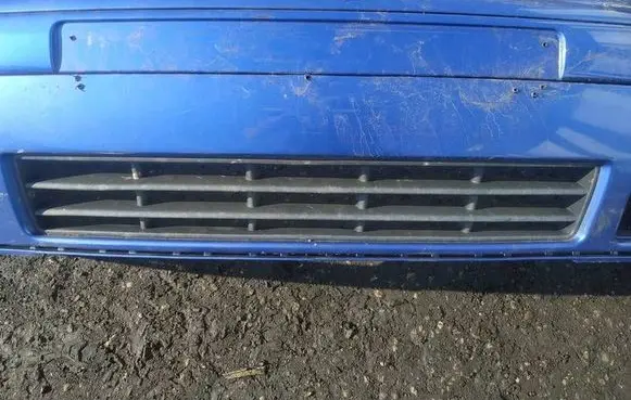 Volkswagen Golf IV Front bumper lower grill 