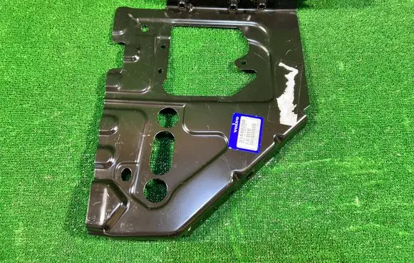 Volvo S90, V90 Fender mounting bracket 31440200