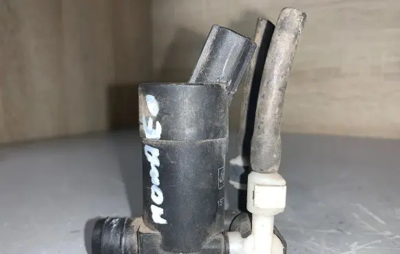 Ford Mondeo MK IV Windscreen/windshield washer pump 1S7117K624FE