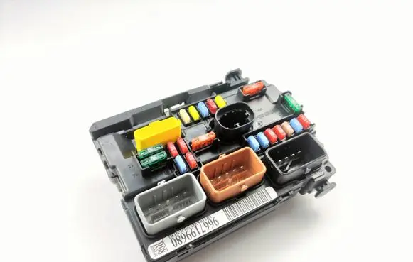 Peugeot 207 Fuse module 9667199680