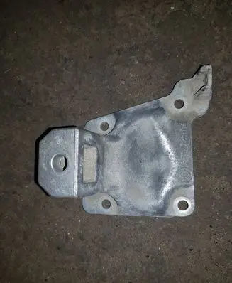 Engine mounting bracket