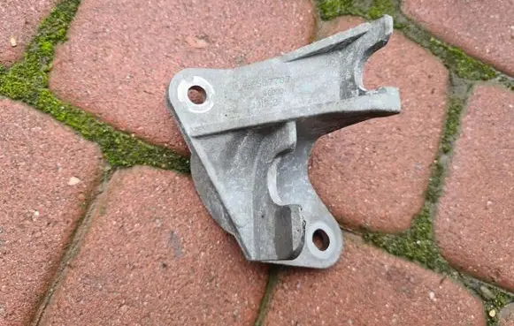 Opel Astra K Gear shift cable bracket 55567787