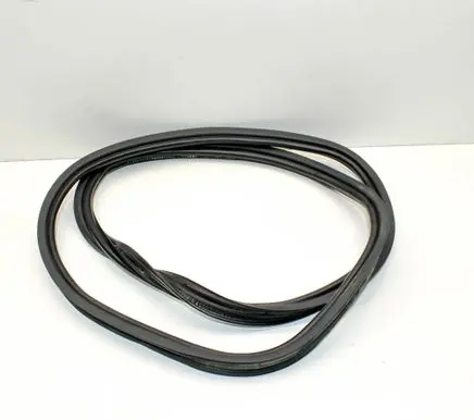 Maserati Ghibli Trunk rubber seal (body) 670032835