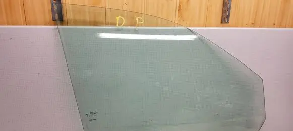 Jeep Grand Cherokee Front door window glass four-door 43R001934