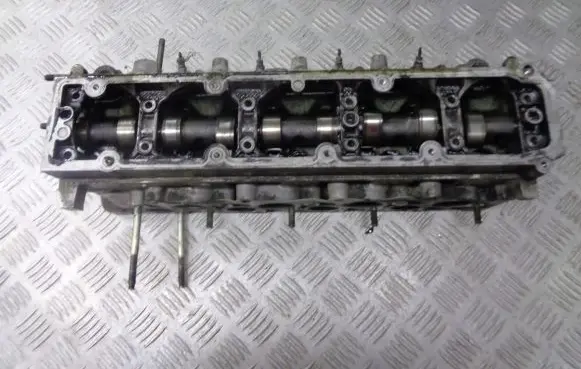 Peugeot 307 Engine head 