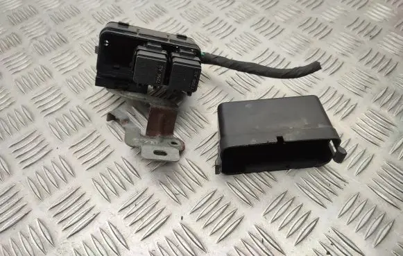 Nissan Qashqai Fuse module 24382AD100