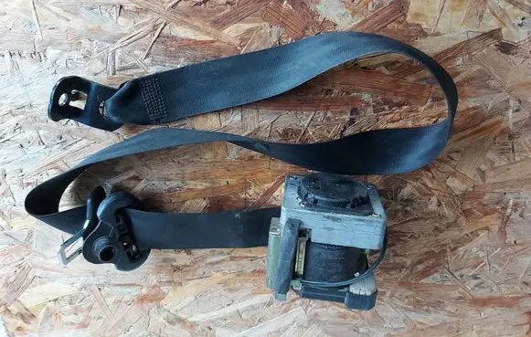 Skoda Octavia Mk1 (1U) Front seatbelt 1H0857737DE