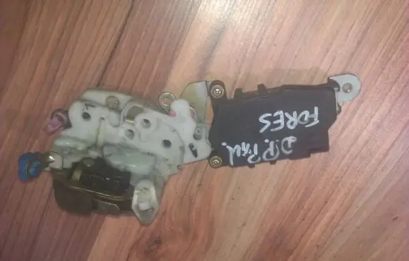 Subaru Forester SF Front door lock