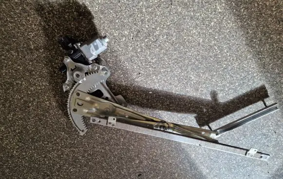 Peugeot 4007 Front door window regulator with motor