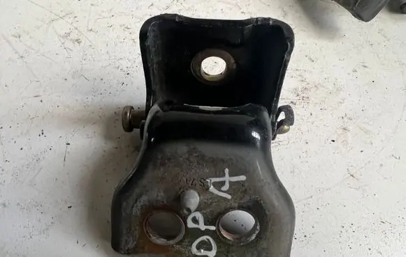 Peugeot 407 Front door lower hinge 