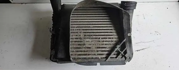 Volkswagen Touareg I Intercooler radiator 7L0117339