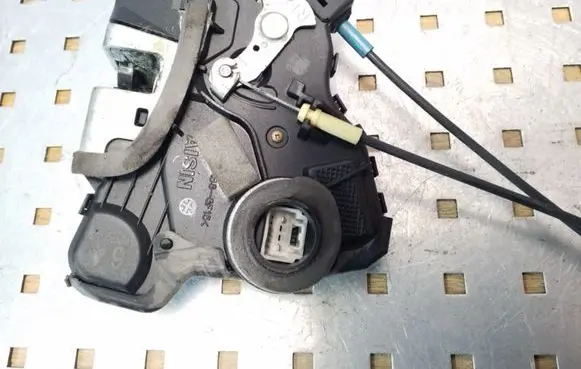 Suzuki Grand Vitara II Front door lock