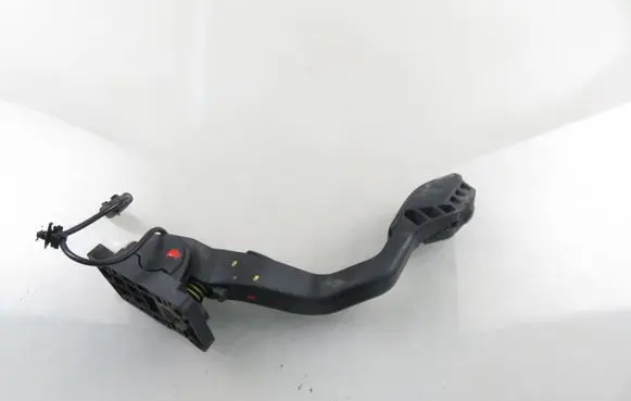 Accelerator throttle pedal