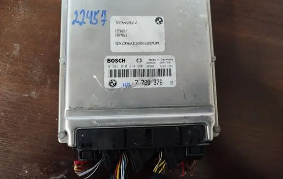 BMW 5 E39 Engine control unit/module 0281010314 7786376