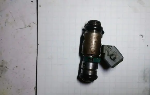 Renault Scenic I Fuel injector 048H101354