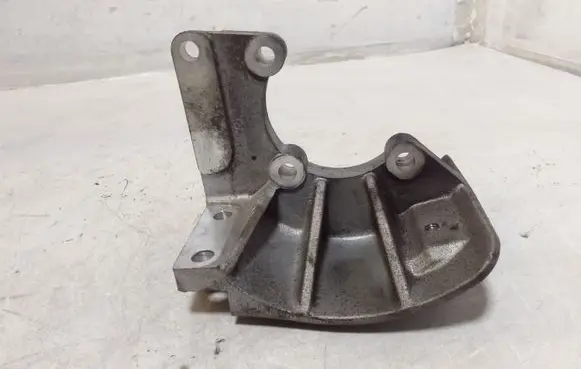 Chevrolet Captiva Power steering pump mounting bracket 