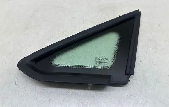 Volkswagen Caddy Front triangle window/glass E143R011564