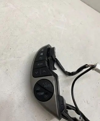 Toyota Prius (XW20) Steering wheel buttons/switches F70CV164
