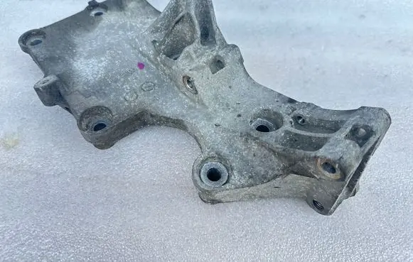 Volkswagen PASSAT B6 Generator/alternator bracket 03G903143F