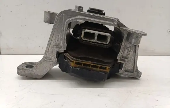 Ford Focus Engine mounting bracket