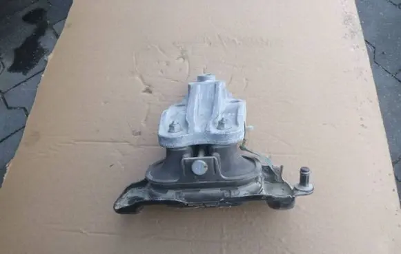 Chrysler Town & Country V Engine mount bracket P05273994AB 3586
