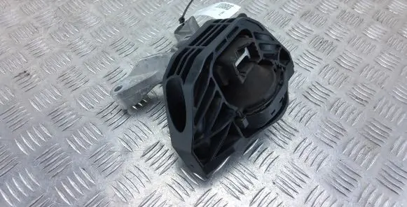Peugeot 208 Engine mount bracket