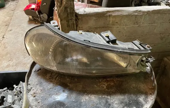 Ford Mondeo MK II Headlight/headlamp 305235323