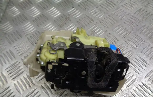 Volkswagen Polo IV 9N3 Front door lock 3B1837015AQ