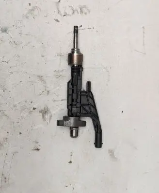 BMW 2 F46 Fuel injector 8656548