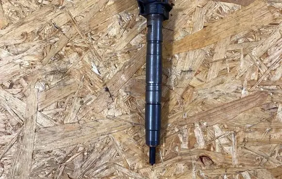 Porsche Cayenne (9Y0 9Y3) Fuel distributor 95811012830