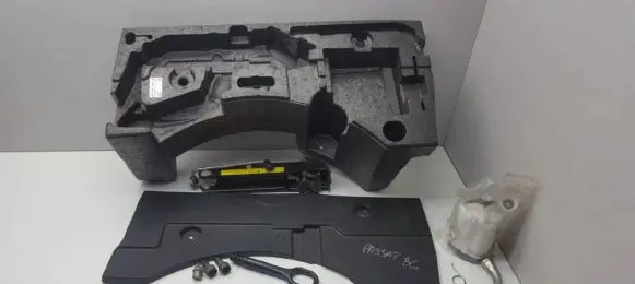 Volkswagen PASSAT B6 Tool set 