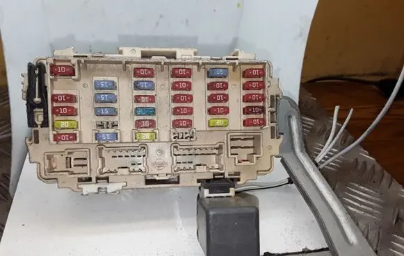 Nissan Primera Fuse module NOCODE