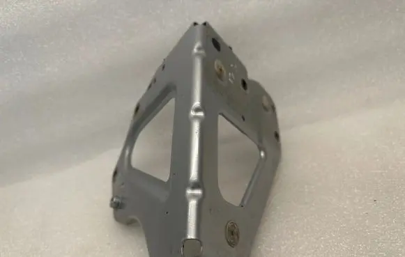 Audi A6 S6 C6 4F Fender mounting bracket 4F0821136