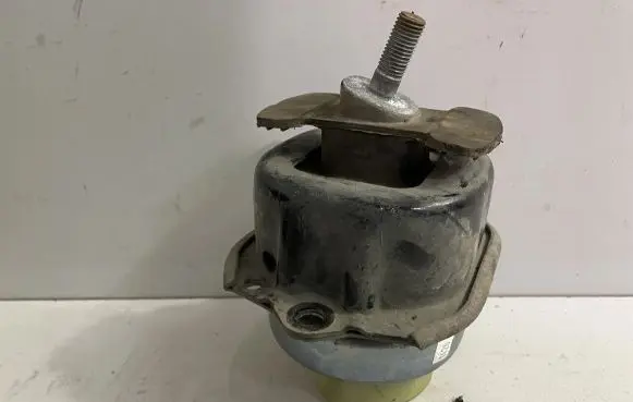 Engine mount bracket