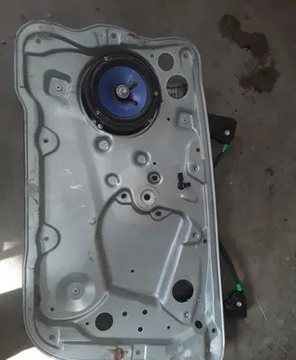Front window lifting mechanism without motor