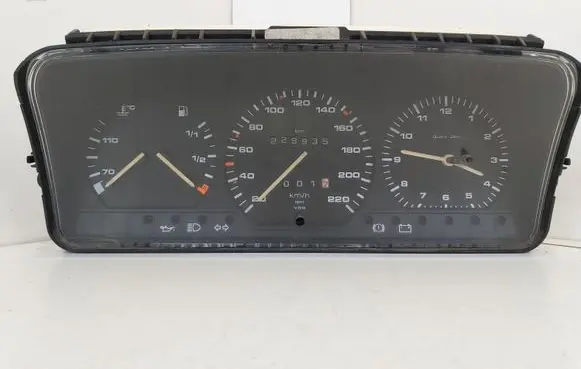 Volkswagen PASSAT B3 Speedometer (instrument cluster) 81117621