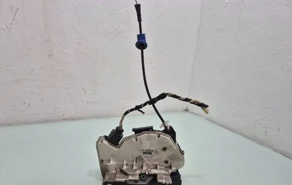Volkswagen PASSAT CC Rear door lock 5N0839016A