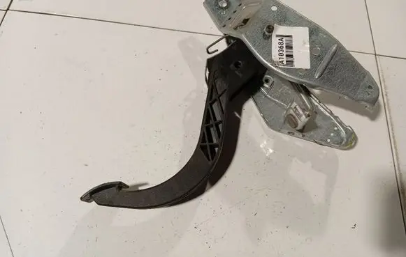 Opel Astra G Clutch pedal 