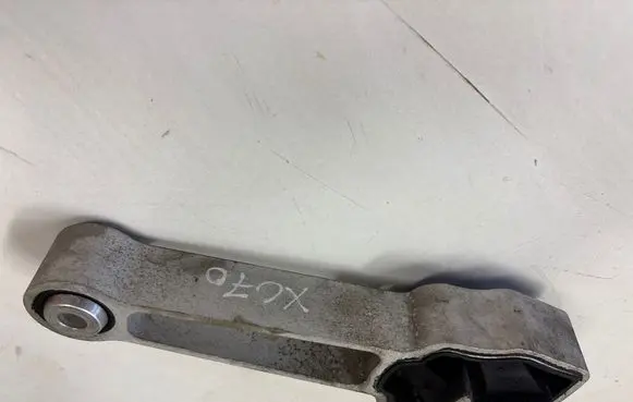 Volvo XC70 Engine mount bracket 30680474